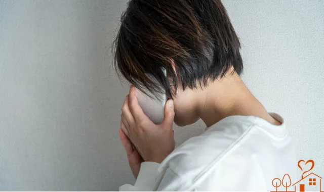 怪しむ女性