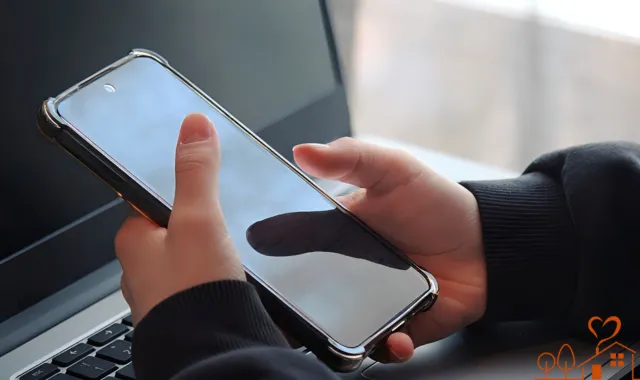 スマホを手にした女性