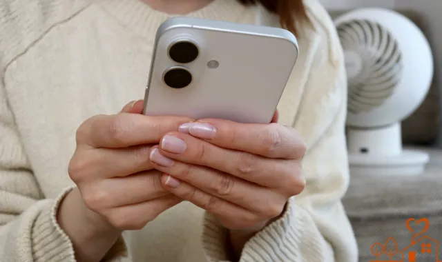 スマホを手にする女性