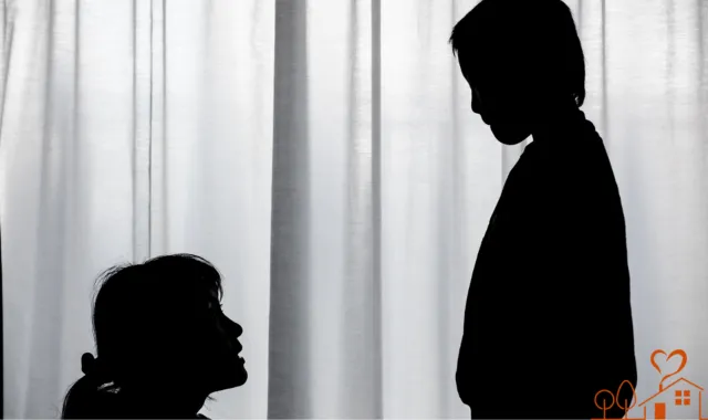 子供と向き合う母親のシルエット