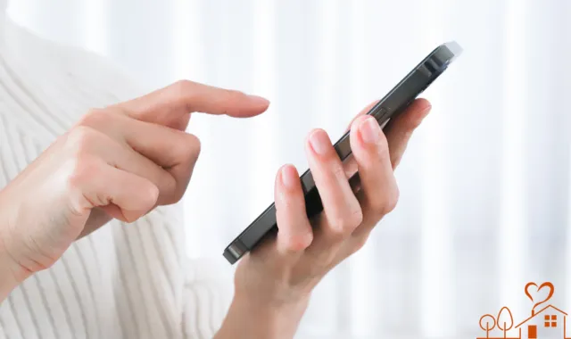 スマホを手にする人物