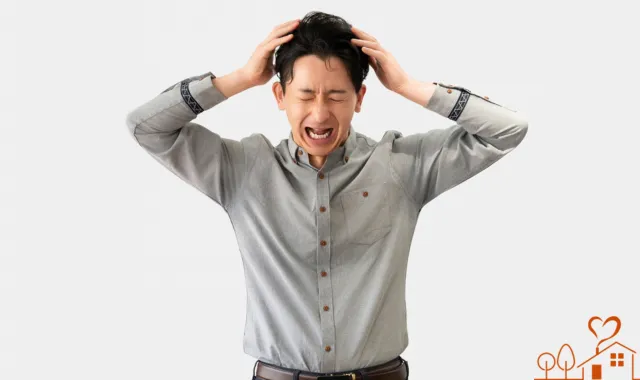 頭を抱える男性