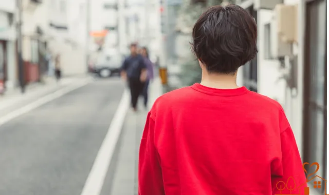 歩く男性の後ろ姿