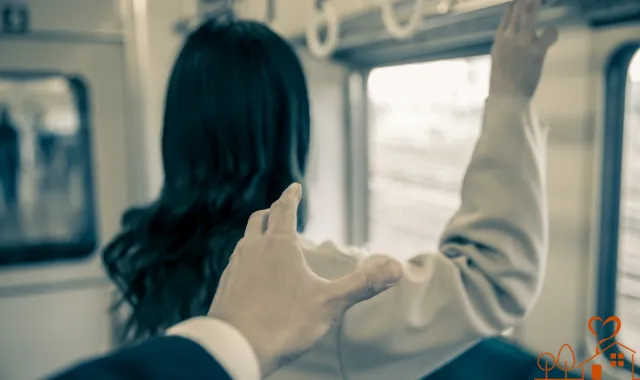 女性に触ろうとする男性の手