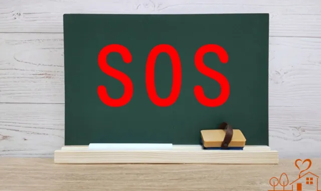 黒板に赤いSOSの文字