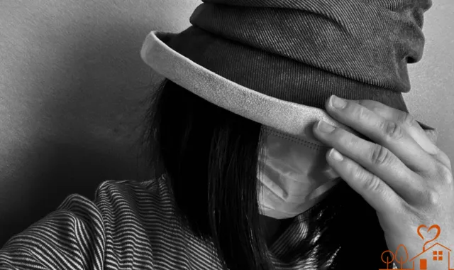 帽子を被った怪しい女性