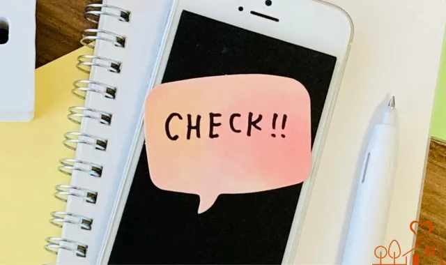 スマホにCHECK!!と書かれた付箋