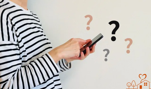 スマホを手にする女性とはてなマーク