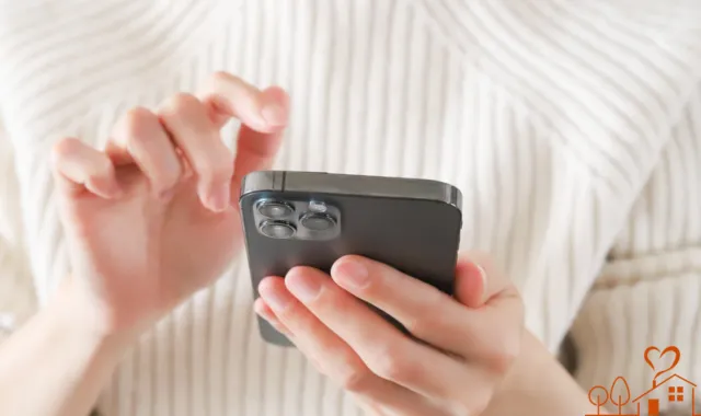 スマホを手に持つ女性
