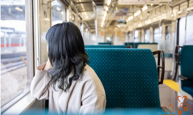 窓の外を眺める女性