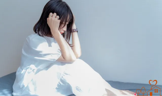頭を抱える女性