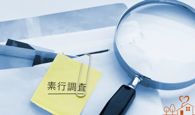 虫眼鏡と書類