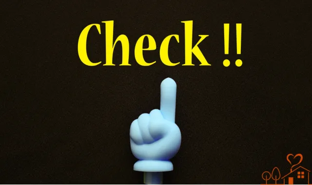 黄色のCheck！の文字を指さす模型