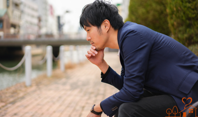 悩む男性