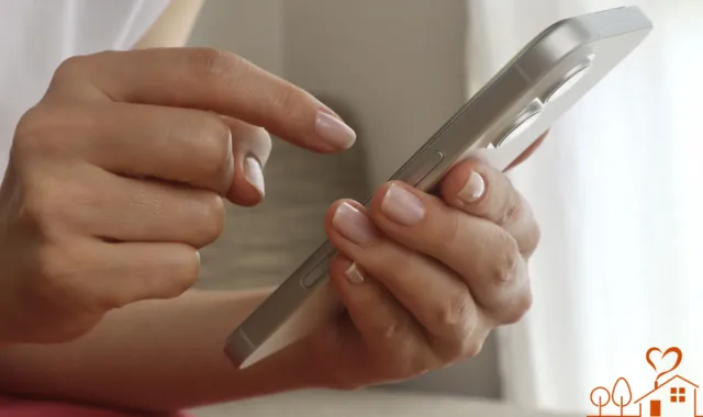 スマホを手にした女性