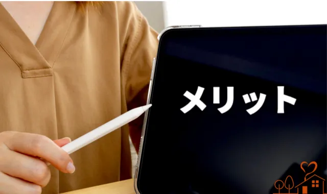 PC画面のメリットの文字を指さす女性
