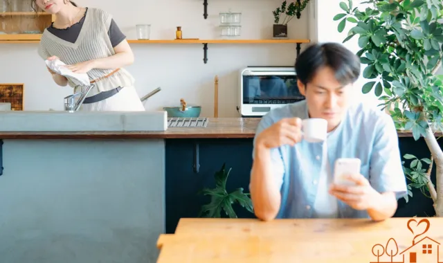 家事をしながら男性を見て怒る女性