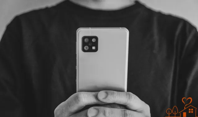 スマホカメラを向ける男性