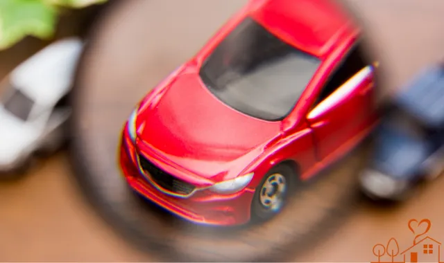 虫眼鏡に写された赤い車