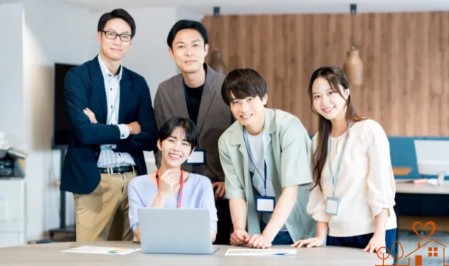 男女5人の打ち合わせ風景