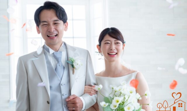 結婚式で腕を組む男女