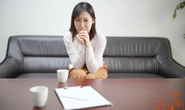 探偵に何かを頼み込む女性