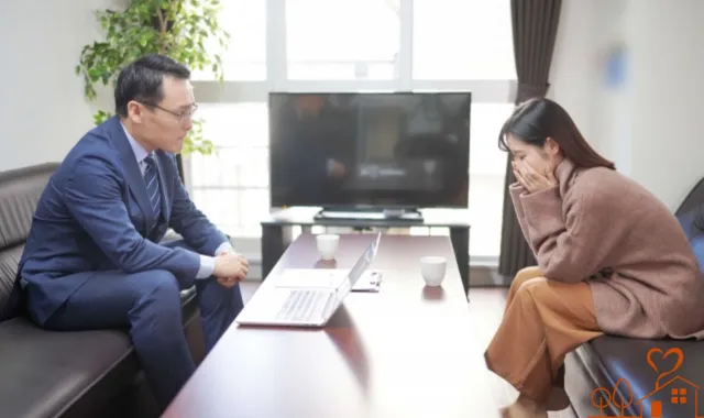 依頼者と話し込む探偵
