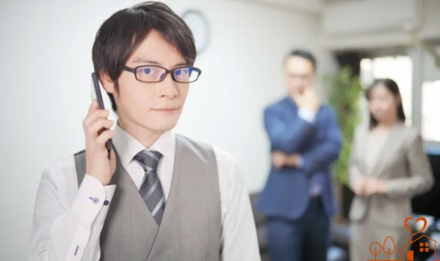 電話をしながらこちらを見る探偵
