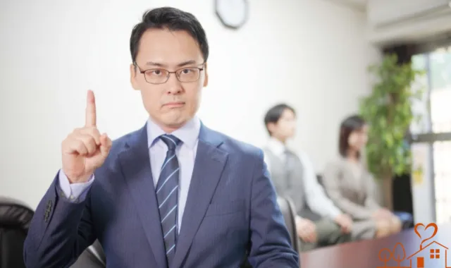 こちらを向いている探偵と事務所の様子