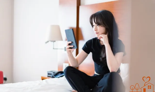 スマホで調べ物をする女性
