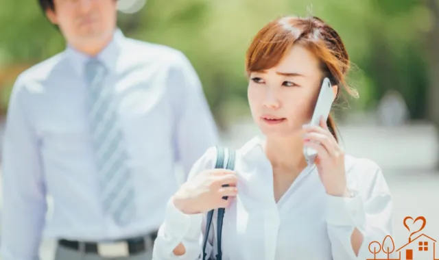 電話で誰かに相談する女性