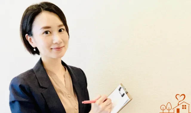 チェックリストをもとに調査する女性