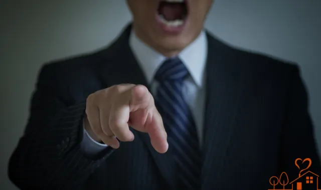 高圧的な態度で言い繕う男性