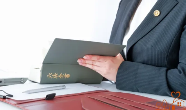 法律書を読む女性弁護士