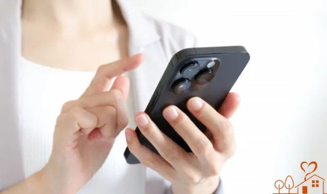 携帯をいじる手