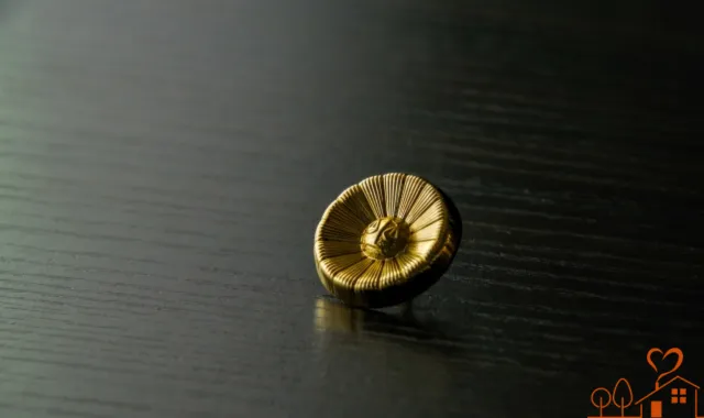 黒い机に置かれた弁護士のバッジ