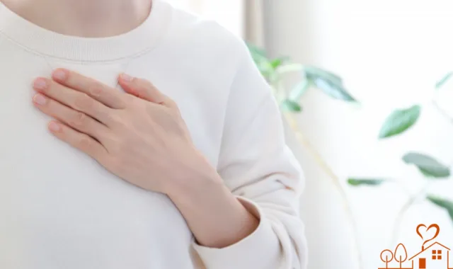 胸にを当てる女性