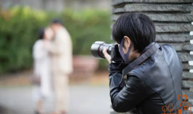 男女の写真を隠れて撮影する探偵
