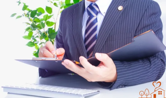 弁護士のバッジを付けた男性
