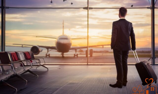 海外出張へ行く男性