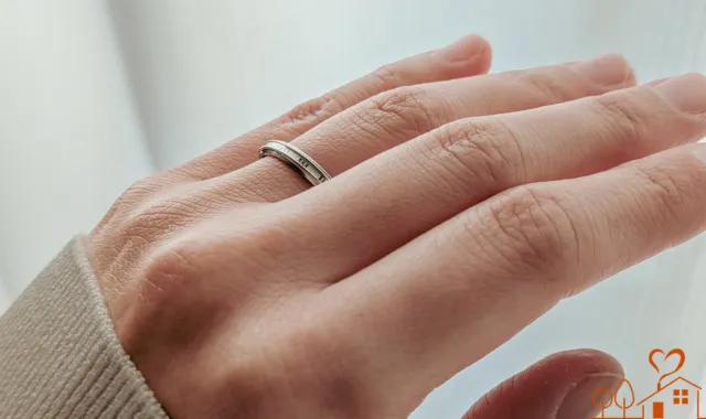 結婚指輪を付けている女性の手