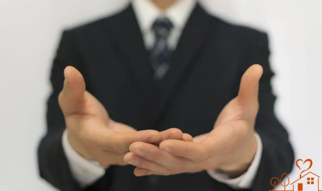 手のひらを前にかざす探偵