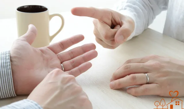 口論する夫婦の手元