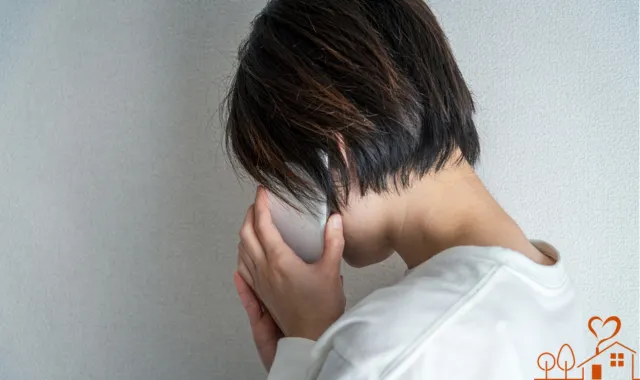 電話をする女性