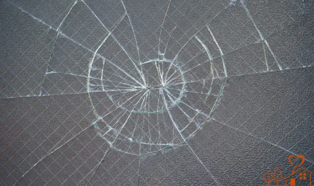 割れたガラス窓