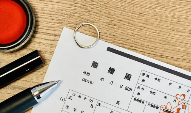 離婚届と結婚指輪