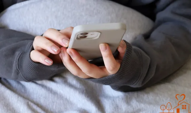 スマホにくぎ付けの彼女