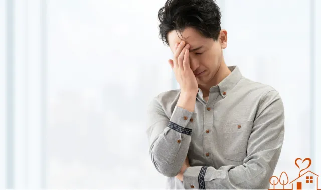 頭をかかえる男性