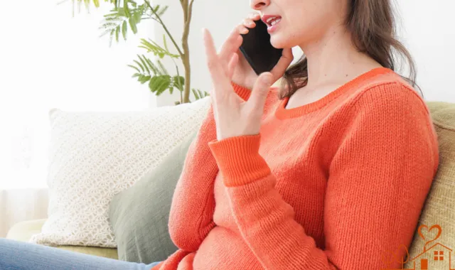 電話で話す女性