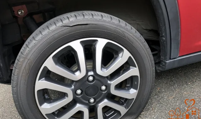 タイヤが切り裂かれている